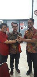 Devo Pakai Batik Ikut Wawancara Balon Bupati Maros di Sekretariat PDI Perjuangan