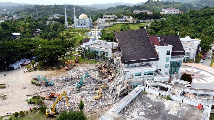 Kondisi Gedung Kantor Gubernur Sulawesi Barat yang terekam menggunakan kamera drone di Mamuju, Sulawesi Barat, Rabu (2012021). Setelah ditinjau Presiden Jokowi Selasa (1912021) Gedung yang rusak akibat gempa bumi ini mulai dibenahi, terpantau sejumlah alat berat membersihkan puing gedung yang amruk. TRIBUN TIMURSANOVRA JR