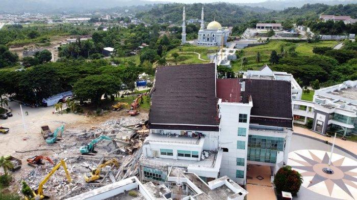 Kondisi Gedung Kantor Gubernur Sulawesi Barat yang terekam menggunakan kamera drone di Mamuju, Sulawesi Barat, Rabu (2012021). Setelah ditinjau Presiden Jokowi Selasa (1912021) Gedung yang rusak akibat gempa bumi ini mulai dibenahi, terpantau sejumlah alat berat membersihkan puing gedung yang amruk. TRIBUN TIMURSANOVRA JR