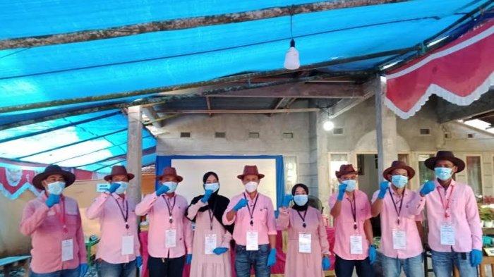 Kelompok Penyelenggara Pemungutan Suara (KPPS), 002 Kampung Baru, Desa Lembanna, Kecamatan Kajang, mengenakan pakaian bak seorang koboy.