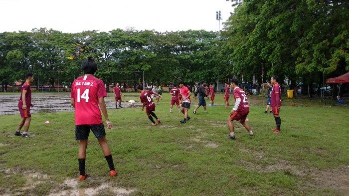 Latihan tim sepak bola sulsel di lapangan karebosi
