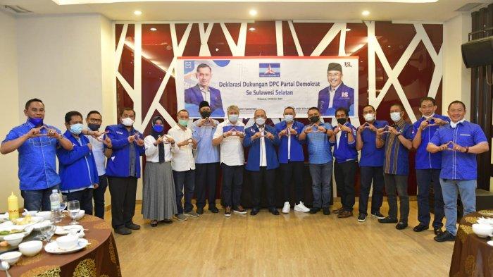 14 Dewan Pimpinan Cabang (DPC) Demokrat kabupaten kota berfoto bersama Ilham Arief Sirajuddin (IAS) di Restauran Sunachi, Hotel Claro Jalan AP Pettarani Makassar, (12/10/2021) siang.