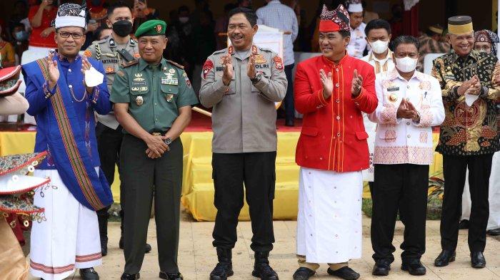 Dari kiri : Walikota Makassar, Danny Pomanto. Danrem 141 Toddopuli Brigadir Jenderal TNI Djashar Djamil. Kapolda Sulsel Irjen Pol Drs Nana Sudjana. Ketua PMTI Mayjen TNI (Purn) Yulius Selvanus Lumbaa. Bupati Toraja Utara, Yohanis Bassang melihat atraksi Pembukaan Event Magical Toraja yang diselenggarakan Perhimpunan Masyarakat Toraja Indonesia (PMTI) berlangsung di lapangan bakti Rantepao, Toraja Utara, Sulsel, Kamis (25/8/2022).