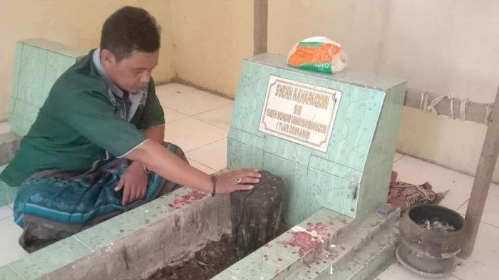 Makam Syekh Kaharuddin Al Aidid di Sanrobone Takalar. Syekh Kaharuddin Al Aidid adalah salah seorang ulama penyebar Islam di Sulsel sebelum Dari ri Bandang.