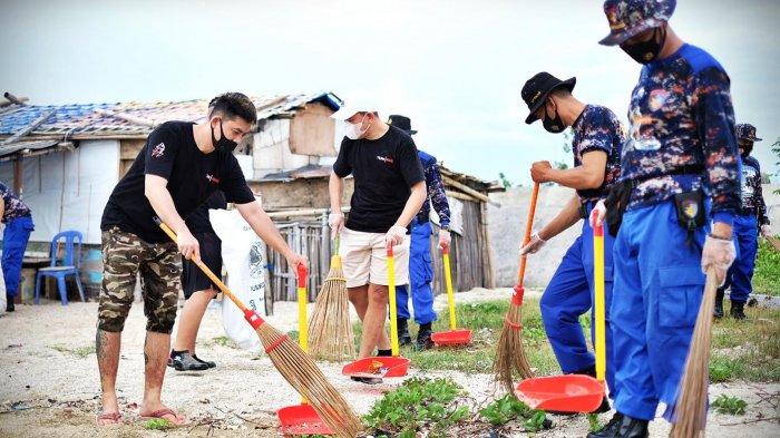 Makassar Cycling Club (MCC) ikut berpartisipasi dalam rangkaian kegiatan HUT ke-70 Polairud melalui bersih-bersih pantai untuk menjaga kelestarian pantai seluruh indonesia, Kamis (19/11/2020). Kegiatan kali ini mengusung tema Dengan Kebersamaan Mari Kita Ciptakan Lingkungan Sehat Melalui Kegiatan Bersih-bersih Pantai/pesisir dan Laut. tribun timur/muhammad abdiwan