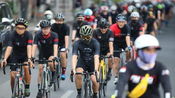 Makassar Cycling Club (MCC) punya cara tersendiri untuk memaknai Hari Sumpah Pemuda yang diperingati setap tanggal 28 Oktober. Komunitas Pencinta olahraga sepeda ini memperingatinya dengan mengadakan gowes bersama mengelilingi kota Makassar, Rabu (28/10/2020).