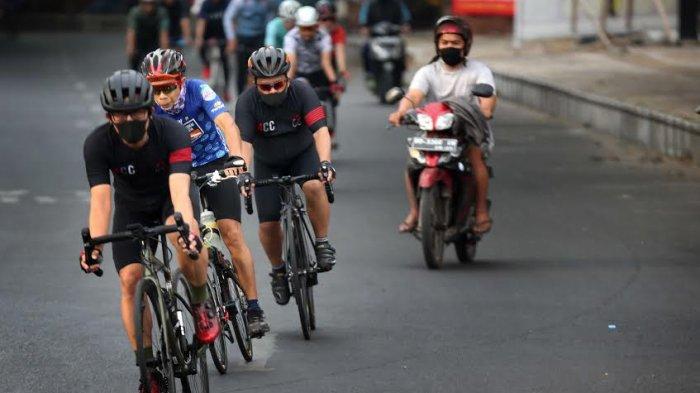 Makassar Cycling Club (MCC) punya cara tersendiri untuk memaknai Hari Sumpah Pemuda yang diperingati setap tanggal 28 Oktober. Komunitas Pencinta olahraga sepeda ini memperingatinya dengan mengadakan gowes bersama mengelilingi kota Makassar, Rabu (28/10/2020).