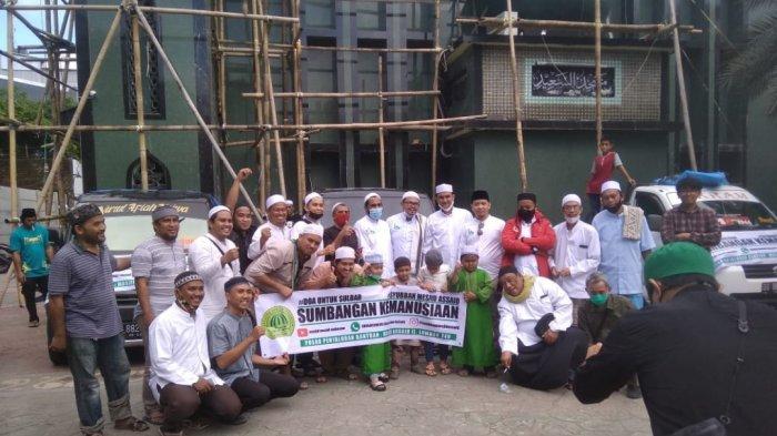 Syubban Masjid Assaid Makassar foto bersama saat pelepasan bantuan untuk korban gempa Sulbar di halaman Masjid Assaid Makassar di Jl Lombok, Ende, Kecamatan Wajo, Makassar, Jumat (22/1/2021).