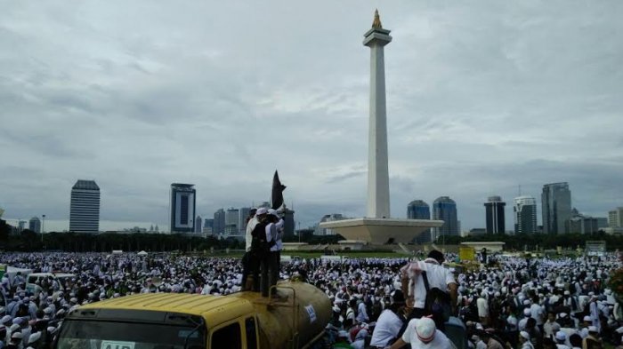 Massa aksi 212 di sekitar Monumen Nasional (Monas), Jakarta, Jumat (2/12/2016).