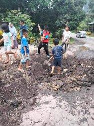 Anak SD Perbaiki Jalan Rusak di Kulinjang Poros Enrekang-Toraja