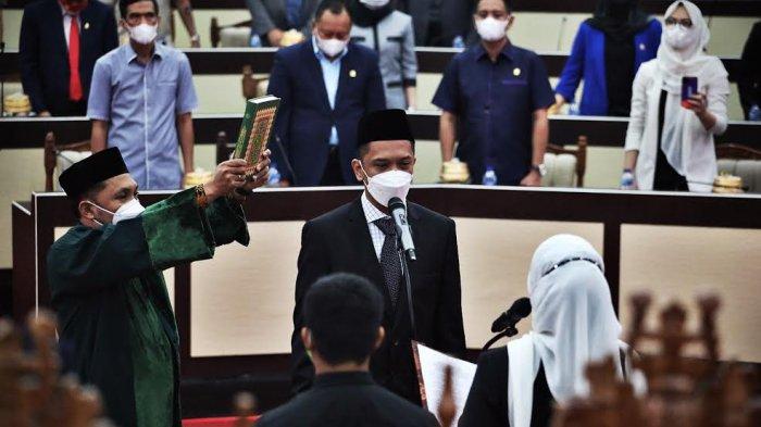Mantan ketua KNPI Sulsel, Mizar Roem resmi dilantik menjadi anggota DPRD Sulsel di lantai 3 gedung DPRD Sulsel, Jalan Urip Sumoharjo, Makassar, Rabu (6/1/2021). Mizar Roem merupakan Pengganti Antar Waktu (PAW) Arum Spink dari fraksi NasDem di DPRD Sulsel.