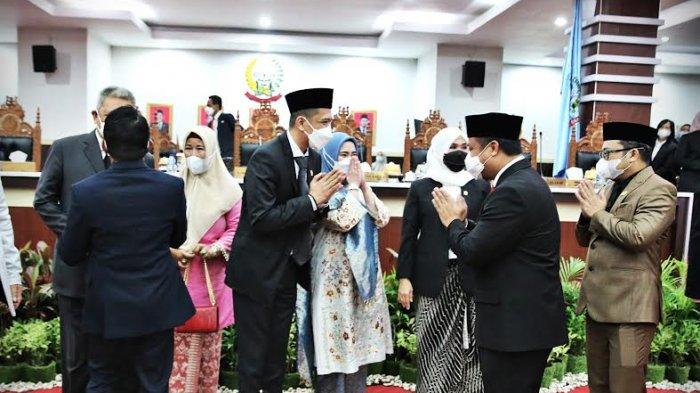 Mantan ketua KNPI Sulsel, Mizar Roem resmi dilantik menjadi anggota DPRD Sulsel di lantai 3 gedung DPRD Sulsel, Jalan Urip Sumoharjo, Makassar, Rabu (6/1/2021). Mizar Roem merupakan Pengganti Antar Waktu (PAW) Arum Spink dari fraksi NasDem di DPRD Sulsel.