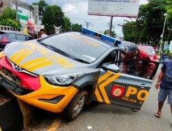 Mobil Patroli Polisi Tabrak Pembatas Jalan di Rantepao Toraja Utara