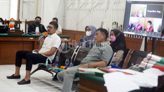 Direktur Utama IMB Group Andi Rahmat Manggabarani (kiri) bersama Komisaris IMB Group, Idris Manggabarani bersama hadir sebagai saksi dalam kasus penggelapan dana nasabah di Ruang Sidang Bagir Manan, Pengadilan Negeri (PN) Makassar, Jl. R.A Kartini, Makassar, Selasa (15/2/2022).