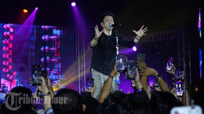 Band legendaris Noah menghibur warga Makassar lewat konser bertema
