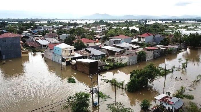 Ratusan rumah di daerah tersebut terendam banjir akibat curah hujan yang tinggi dan sebagian warga sudah mulai mengungsi. TRIBUN TIMUR/SANOVRA JR