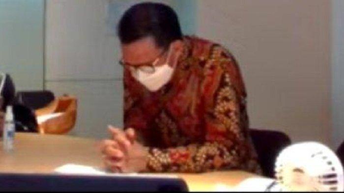 Nurdin Abdullah tertunduk saat menyimak pembacaan vonisnya, Senin (29/11/2021).