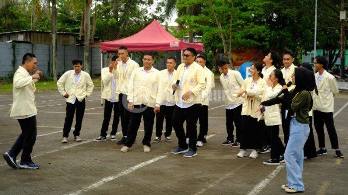 Sejumlah mahasiswa baru Universitas Dipa Makassar (UNDIPA) Orientasi Studi dan Pengenalan Kampus yang berlangsung di Halaman Kampus Undipa, Jl Perintis Kemerdekaan, Makassar, Jumat (23/9/2022). Sebanyak 757 mahasiswa baru dari enam program studi mengikuti perkenalkan kampus dengan tema