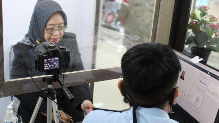 Wakil Gubernur sekaligus melakukan permohonan penggantian paspornya yang hilang.