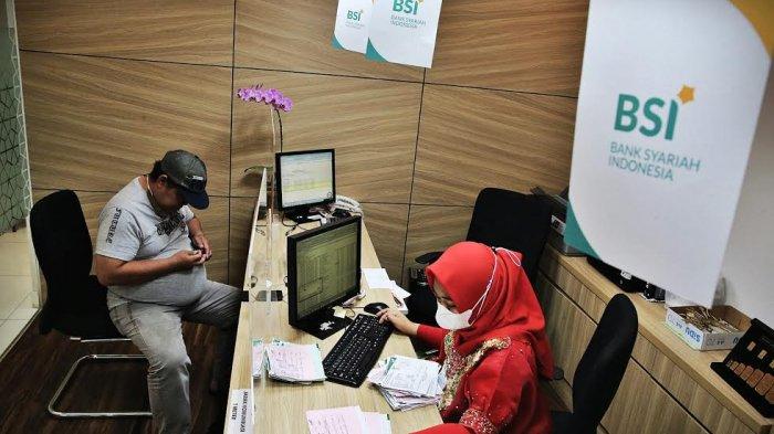 Pegawai melayani nasabah di Bank Syariah Indonesia (BSI) usai peresmian di Makassar, Senin (122021). Presiden Joko Widodo meresmikan BSI yang menandai telah tuntas dan rampungnya proses merger tiga bank syariah milik Himbara yakni PT Bank BRIsyariah Tbk, PT Bank Syariah Mandiri dan PT Bank BNI Syariah. tribun timurmuhammad abdiwan