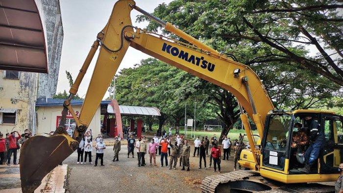Gubernur Sulsel Nurdin Abdullah menyaksikan Pekerja dengan alat berat melakukan pembongkaran bangunan Stadion Mattoanging Andi Mattalatta di Makassar, Sulawesi Selatan, Rabu (21102020). Pembongkaran stadion yang dibangun pada 1957 dengan luas lahan 7,5 hektare dan menjadi markas PSM Makassar tersebut akan direnovasi dengan menggunakan APBD sebesar Rp 200 miliar dan ditargetkan selesai awal tahun 2022. tribun timurmuhammad abdiwan