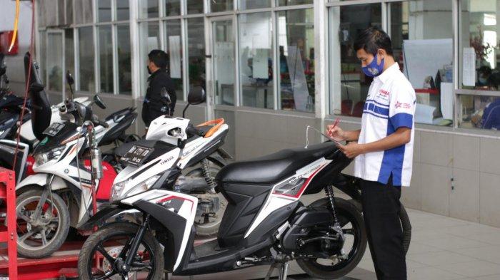 Pemeriksaan motor sebelum servis di bengkel resmi Yamaha.