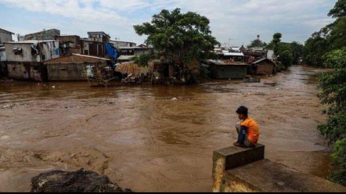 Pemprov DKI Jakarta diminta membenahi empat sungai untuk menangani banjir Jakarta.