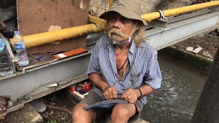 Nur Saman (69), sosok gelandangan yang disebut ditemui Menteri Sosial, Tri Rismaharini dan diabadikan dalam sebuah foto. Nur Saman sehari bekerja sebagai pemulung dan serabutan di sekitar Jalan Minangkabau, Pasar Manggis, Setiabudi, Jakarta Selatan.