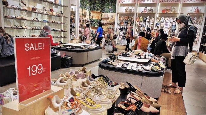 Pengunjung mengamati aneka koleksi fashion di Urban And Co di Nipah Mall jalan Urip Sumoharjo Makassar, Senin (28122020). Urban And Co satu-satunya di Makassar ini menggelar promo diskon akhir tahun yang berlangsung hingga 31 Desember mendatang. tribun timurmuhammad abdiwan