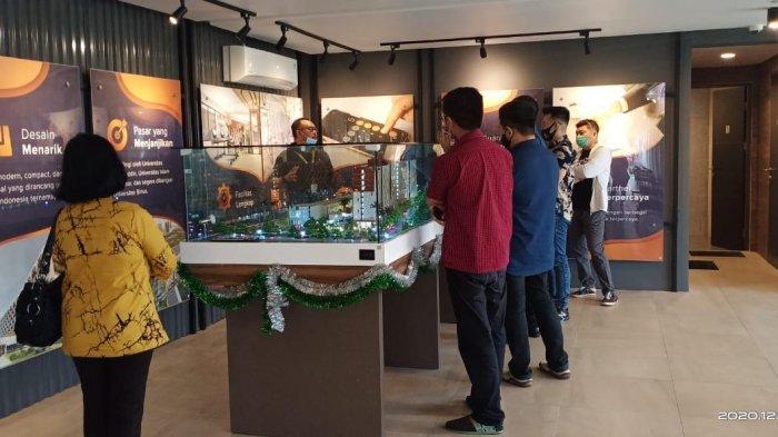 Pengunjung open house melihat maket di Marketing Point Bandaraya Makassar.