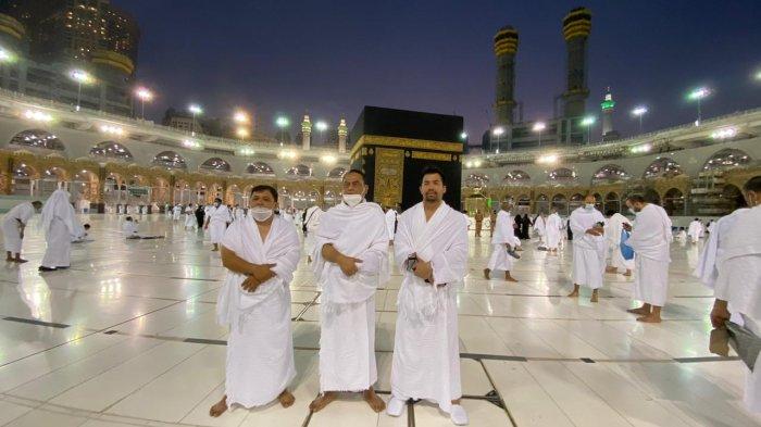 Pengusaha, H Syamsuddin Andi Arsyad atau Haji Isam (kiri) dan Wakil Ketua Umum Dewan Masjid Indonesia, Komjen (Purn) Syafruddin di depan Kakbah, Mekkah, Arab Saudi. Mereka menunaikan ibadah umrah.