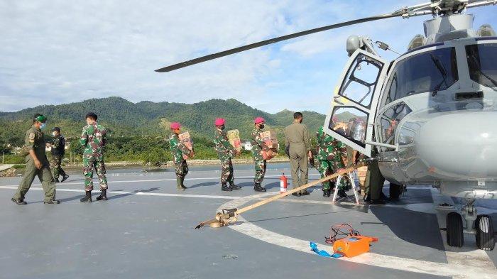 Penyaluran bantuan menggunakan heli TNI Angkatan Laut di Desa Popenga dan Desa Ulumanda, Kecamatan Ulamanda, Majene, Jumat (2212021) siang.