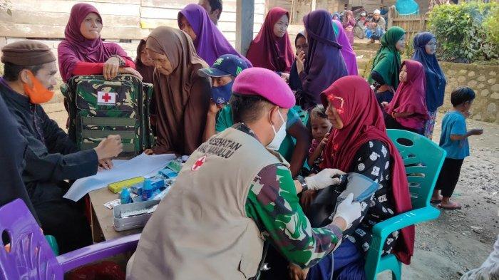 Penyaluran bantuan menggunakan heli TNI Angkatan Laut di Desa Popenga dan Desa Ulumanda, Kecamatan Ulamanda, Majene, Jumat (2212021) siang.