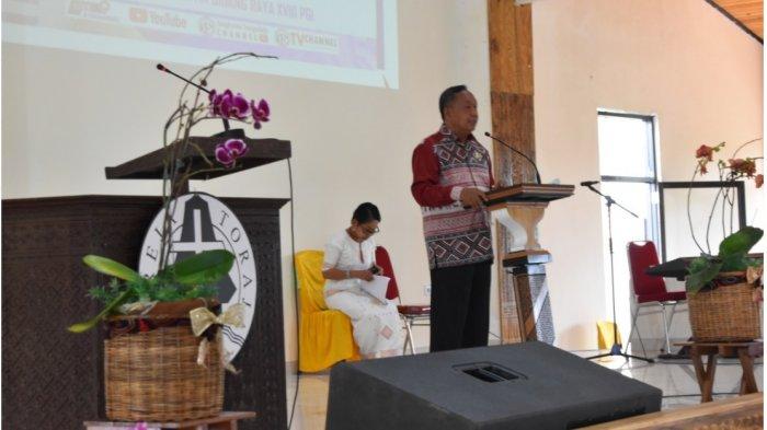 Bupati Toraja Utara Kalatiku Paembonan menyampaikan sambutan dalam peresmian Gedung Pusat Pelayanan Tangmentoe di Toraja di PSP Tangmentoe, Bua Tallulolo, Toraja Utara, Kamis (25/3/2021).