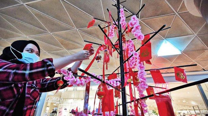 Pengunjung memilih salah satu angpao di pohon angpao Mal Ratu Indah Makassar, Selasa (1622021). Download Mallku Apps sekarang dan dapatkan angpao berisi aneka hadiah dengan menukarkan struk dengan nominal berapapun di Mal Ratu Indah. tribun timurmuhammad abdiwan