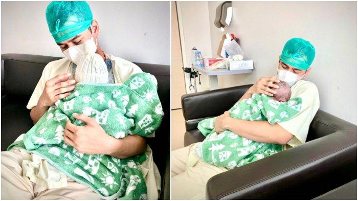 Raffi Ahmad saat menggendong bayi anak keduanya yang baru lahir.