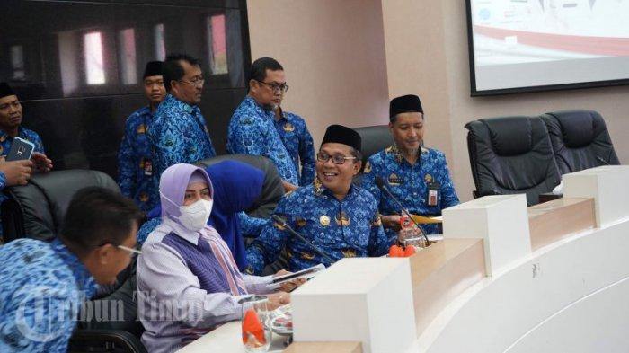 Wali Kota Makassar, Ramdhan Danny Pomanto memimpin rapat koordinasi (rakor) percepatan program Pemerintah Kota Wali Kota dan Wakil Wali Kota Makassar berlangsung di Ruang Sipakatau Balai Kota Makassar, Selasa (29/11/2022). Dalam rapat tersebut membahas 18 program strategis yang menjadi fokus, di antaranya Revitalisasi Karebosi, Jappa Rate, Smart yang dihadiri seluruh SKPD yang terkait juga menyempurnakan apa yang menjadi masalah. Seperti rendahnya penyerapan anggaran, koordinasi SKPD dan persoalan aturan hukum pengadaan.