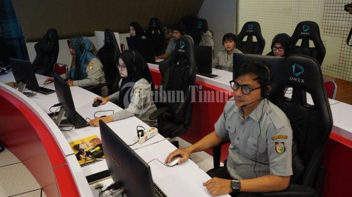 Sejumlah pegawai melakukan monitoring di Operation Room atau ruang kontrol yang terletak di lantai 10 Kantor Balaikota Makassar, Senin (28/11/2022).