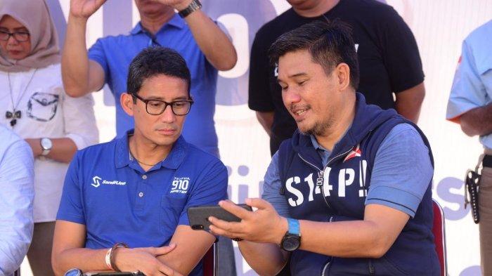 Calon Wakil Presiden Sandiaga Salahuddin Uno bercengkerama dengan Wakil Ketua DPRD Makassar Adi Rasyid Ali belum lama ini di Makassar, Sabtu (26/1/2019).