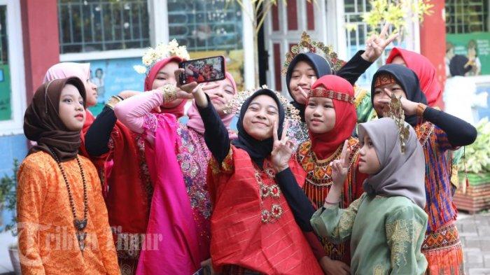 Sejumlah siswa SD kompak menggunakan baju adat dalam rangka HUT ke 415 kota Makassar yang berlangsung di SD Negeri Kompleks IKIP, Jl AP Pettarani, Makassar, Rabu (9/11/2022). Mereka menggunakan baju adat dalam rangka HUT ke 415 kota Makassar