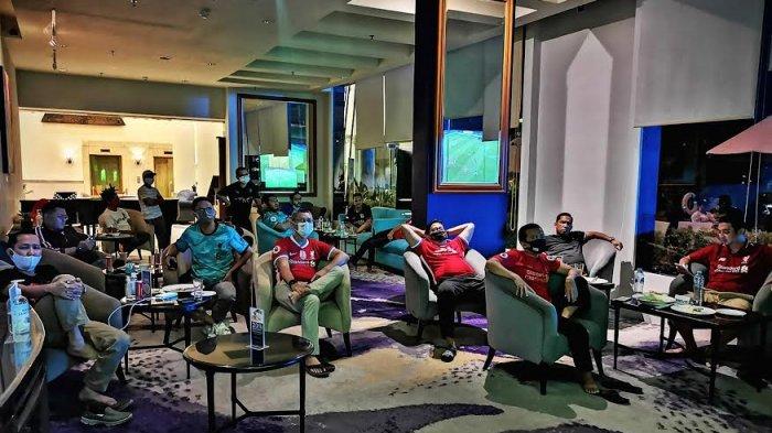 Sejumlah penggemar bola berfoto bersama usai nonton bareng di Le Bar Atelier Hotel Aryaduta Makassar, Sabtu (18/10/2020). Hotel Aryaduta bekerjasama dengan Mola TV menayangkan konten sepak bola premium sepanjang tahun musim kompetisi 2020-2022.