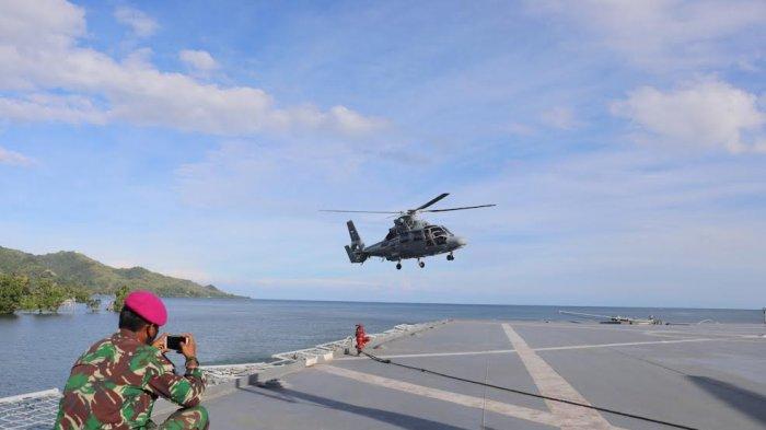 Sejumlah personil Marinir TNI Angkatan Laut menaikkan sembako ke helikopter Anti Kapal Selam (AKS) AS565 MBe Panther dimmmmLandasan kapal rumah sakit KRI dr. Soeharso yang bersandar di Lanal Mamuju, Sulbar, Jumat (2212021). Sembako ini didistribusikan ke dua desa yang tardampak gempa yakni Desa Ulumanda dan Desa Pompenga kecamatan Ulumanda, Kabupaten Majene, Sulbar. Kedua desa tersebut terisolasi akibat akses jalur menuju desa ini terputus akibat longsor. TRIBUN TIMURSANOVRA JR