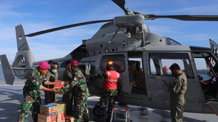 Sejumlah personil Marinir TNI Angkatan Laut menaikkan sembako ke helikopter Anti Kapal Selam (AKS) AS565 MBe Panther dimmmmLandasan kapal rumah sakit KRI dr. Soeharso yang bersandar di Lanal Mamuju, Sulbar, Jumat (2212021). Sembako ini didistribusikan ke dua desa yang tardampak gempa yakni Desa Ulumanda dan Desa Pompenga kecamatan Ulumanda, Kabupaten Majene, Sulbar. Kedua desa tersebut terisolasi akibat akses jalur menuju desa ini terputus akibat longsor. TRIBUN TIMURSANOVRA JR