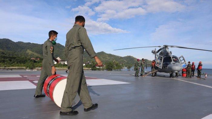 Sejumlah personil Marinir TNI Angkatan Laut menaikkan sembako ke helikopter Anti Kapal Selam (AKS) AS565 MBe Panther dimmmmLandasan kapal rumah sakit KRI dr. Soeharso yang bersandar di Lanal Mamuju, Sulbar, Jumat (2212021). Sembako ini didistribusikan ke dua desa yang tardampak gempa yakni Desa Ulumanda dan Desa Pompenga kecamatan Ulumanda, Kabupaten Majene, Sulbar. Kedua desa tersebut terisolasi akibat akses jalur menuju desa ini terputus akibat longsor. TRIBUN TIMURSANOVRA JR