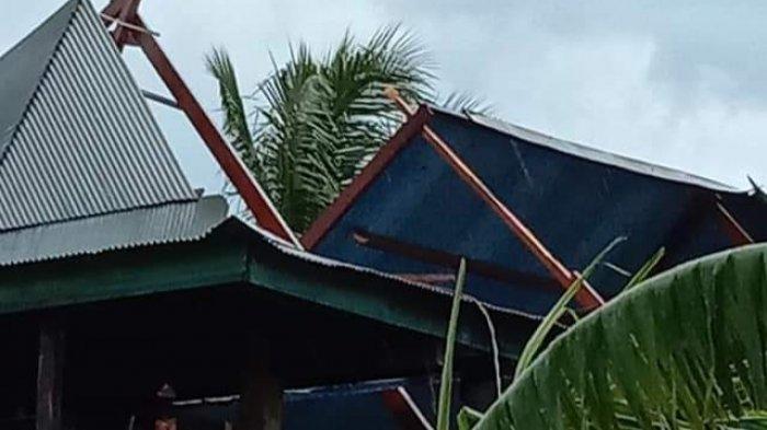 Sejumlah rumah warga di Desa Kalosi Alau, Kecamatan Dua Pitue, Kabupaten Sidrap porak-poranda hihantam angin kencang