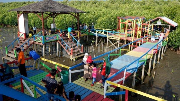 Sejumlah wisatawan lokal menikmati keindahan wisata Kawasan hutan mangrove Lantebung yang terletak di pesisir utara kota Makassar, Desa Lantebung, kelurahan Bira, Kecamatan Tamalanrea, Minggu (2/8/2020).