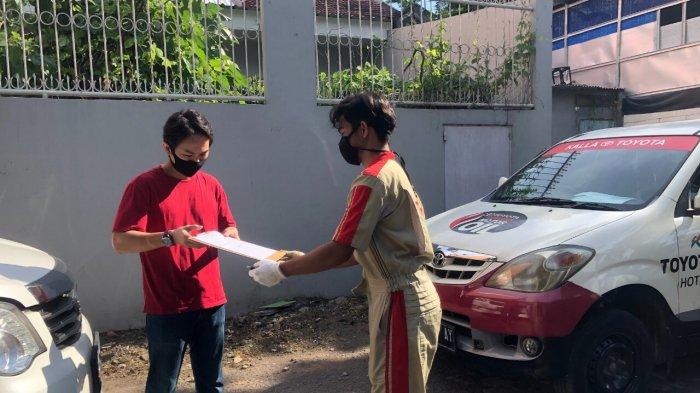 Seorang pelanggan Kalla Toyota sedang melakukan servis di kediamannya. Kalla Toyota hadir dengan layanan home service agar guna memberikan kemudahan bagi pelanggan melakukan servis kendaraan Toyota tanpa harus berkunjung ke bengkel