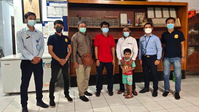 Setelah berpisah selama 11 tahun akibat konflik berkepanjangan di negaranya Myanmar, akhirnya kini dipertemukan dengan istri dan kedua anaknya, Jumat (19/3/2021).