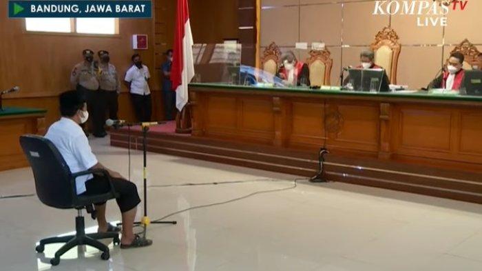 Sidang vonis Herry Wirawan, terdakwa kasus rudapasa 13 santriwati di Pengadilan Negeri bandung, Kamis (15/2/2022).