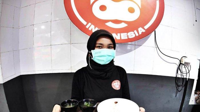 Staf menyapa para pengunjung Sei Sapiku usai grand opening di jalan Gunung Bawakaraeng Makassar, beberapa hari lalu. Sei merupakan olahan daging sapi yang diasap menggunakan rempah-rempah spesial makanan khas Kupang, Nusa Tenggara Barat (NTB). tribun timurmuhammad abdiwan